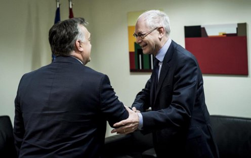 Orbán Viktor és Herman Van Rompuy, az Európai Tanács volt belga elnöke találkozójukon kezet fog a brüsszeli magyar EU-képviseleten. Fotó: Burger Barna