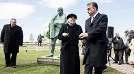 Felavatták Schwajda György szobrát a Nemzeti Színház előtt