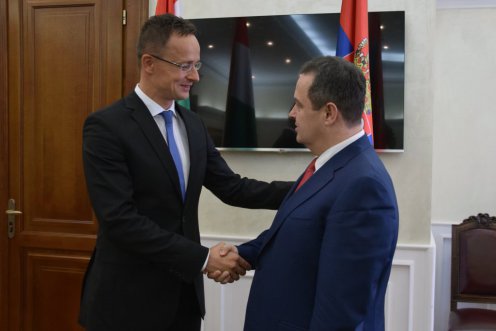Szijjártó Péter és Ivica Dacic szerb külügyminiszter kezet fog Fotó: KKM