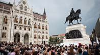Felavatták Andrássy Gyula lovas szobrát a Kossuth téren