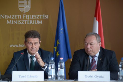 Tasó László és Győri Gyula a Nemzeti Közlekedési Hatóság elnöke Fotó: Bartolf Ágnes/NFM