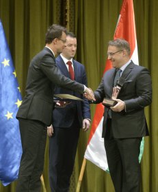 Joerg Bauer, a GE Hungary elnöke (j) átveszi az év legnagyobb regionális szolgáltató központját létrehozó vállalata díjat. Fotó: Máthé Zoltán, MTI