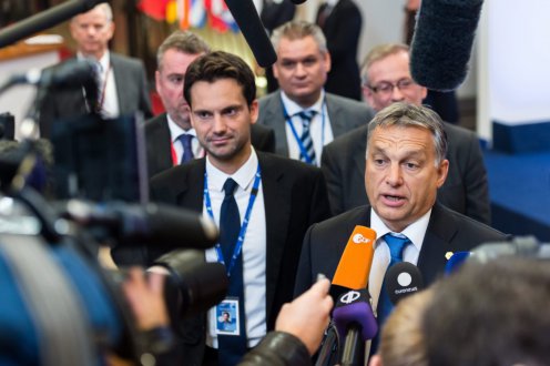Orbán Viktor miniszterelnök nyilatkozik, miután véget ért az Európai Uniónak az EU-ba irányuló illegális bevándorlásról rendezett rendkívüli csúcsértekezlete Brüsszelben a 2015. szeptember 24-ére virradó éjszaka - Fotó: MTI/AP/Geert Vanden Wijngaert
