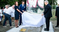 Felavatták a berlini fal egy darabját Sopronpusztán