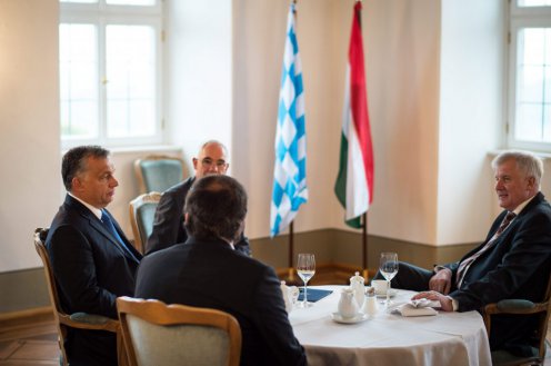 Horst Seehofer bajor miniszterelnök fogadja Orbán Viktor miniszterelnököt és Balog Zoltánt, az emberi erőforrások miniszterét a CSU frakcióülésén a bajoroszági Bad Staffelsteinben - Fotó: Kobza Miklós/Miniszterelnökség