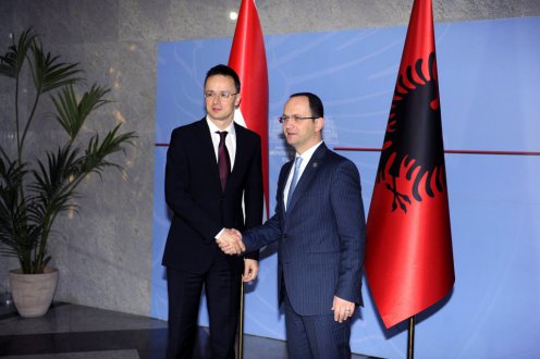 Szijjártó Péter minisztert fogadja Ditmir Bushati albán külügyminiszter Tiranában. Fotó: KKM