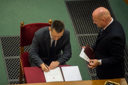 Rogán Antal aláírja kinevezési okmányait eskütételén, a Parlamentben Fotó: Botár Gergely/Miniszterelnökség