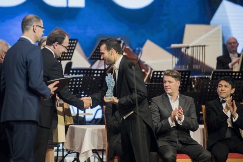 Az első helyezett olasz Leonardo Sini (j) átveszi a díjat Hoppál Pétertől a Maestro Solti Nemzetközi Karmesterverseny díjátadóján Fotó: Sóki Tamás/MTI