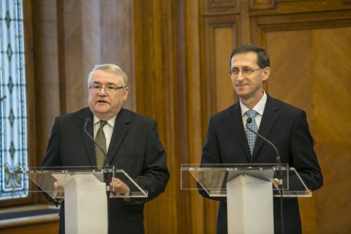 Baranyay László, az Európai Beruházási Bank (EIB) alelnöke és Varga Mihály nemzetgazdasági miniszter Fotó: Dede Géza/NGM