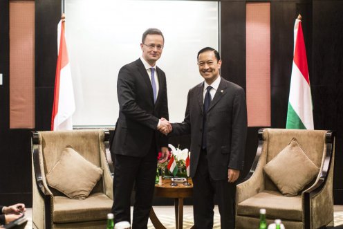 Minister of Foreign Affairs and Trade Péter Szijjártó (left) shakes hands with Indonesian Minister of Trade Thomas Lembong prior to their meeting in Jakarta Photo: Balázs Szecsődi/Prime Minister’s Press Office