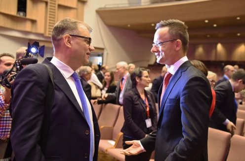 Juha Sipilä finn miniszterelnök (b) és Szijjártó Péter az EU Sarkköri Konferenciáján Fotó: KKM