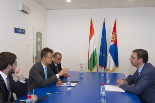 Szijjártó Péter külgazdasági és külügyminiszter (b2) és Aleksandar Vucic szerb miniszterelnök (j) megbeszélést folytat Zentán. Fotó: Burger Zsolt
