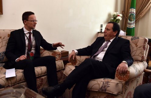 Szijjártó Péter megbeszélést folytat Hemaisz Dzsinaui tunéziai külügyminiszterrel az EU-Arab Liga külügyminiszterek negyedik találkozójának margóján Kairóban Fotó: KKM