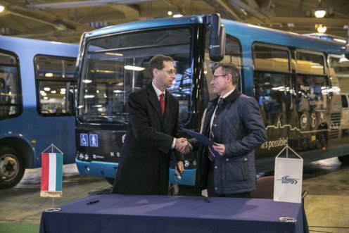 A budapesti új autóbusz-flotta mintaprojektet csak az első lépések egyikének nevezte Varga Mihály Fotó: Dede Géza/NGM
