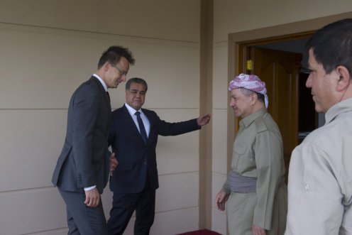 Maszúd Barzani, a Kurdisztáni Autonóm Régió elnöke üdvözli Szijjártó Pétert, mellettük Fallah Musztafa Bakír miniszter, a külügyi hivatal vezetője Duhokban, az elnöki harcállásponton Fotó: Burger Zsolt