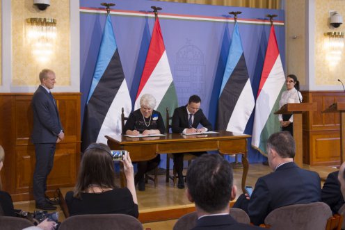 A sajtótájékoztató előtt a miniszterek tárcaközi együttműködési megállapodást írtak alá Fotó: Burger Zsolt
