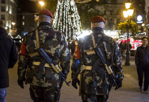 A Magyar Honvédség fegyveres rendész járőrei a belvárosi a Vörösmarty téri karácsonyi vásárban a Párizsban végrehajtott terrorcselekmények utáni napon Fotó: Szigetváry Zsolt