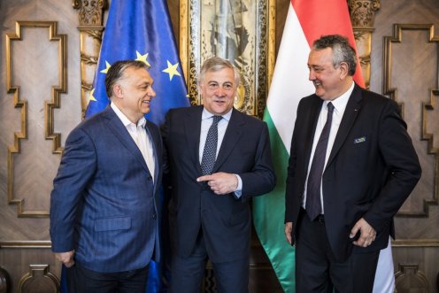 Meeting of Prime Minister Viktor Orbán and President of the European Parliament Antonio Tajani (in the middle) in the Parliament Building. On the right Paolo Barelli, President of the Ligue Européenne de Natation (LEN). Photo: Balázs Szecsődi