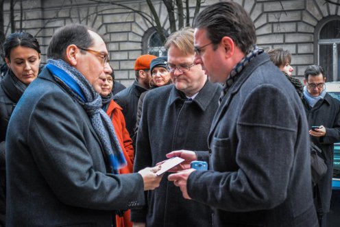 Kaleta Gábor sajtófőnök átadja Roland Galharague francia nagyövetnek Trócsányi László miniszter levelét. (fotó: Véssey Endre)