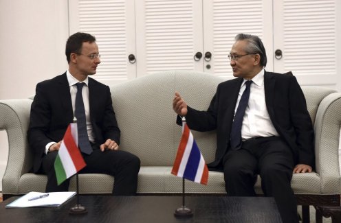 Szijjártó Péter külgazdasági és külügyminiszter (b) és Don Pramudvinai thai külügyminiszter tárgyal Bangkokban Fotó: KKM