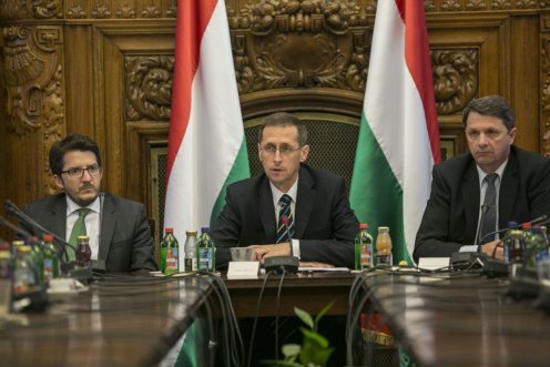 A kormány legfontosabb feladatának továbbra is a magyar családok megerősítését, adóterheik csökkentését tekinti, ezt szem előtt tartva készítette el a jövő évi költségvetés tervezetét Fotó: Dede Géza/NGM