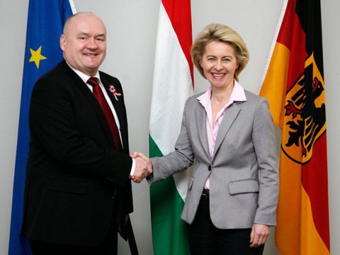 Hende Csaba, honvédelmi miniszter és Ursula von der Leyen, német védelmi miniszter. Fotó: bmvg.de