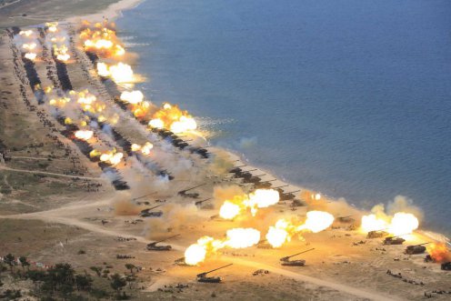 A KCNA észak-koreai hírügynökség által 2017. április 26-án közreadott képen harckocsik tüzelnek az észak-koreai néphadsereg fennállásának 85. évfordulója alkalmából tartott harcászati bemutatón egy ismeretlen észak-koreai helyszínen április 25-én. Fotó: MTI/EPA/KCNA