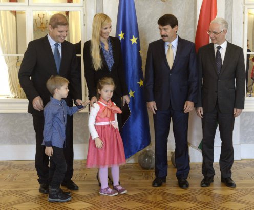 Sávolt-Szabó Tünde férjével és két kisgyermekével vett részt az ünnepségen Fotó: Bruzák Noémi/MTI