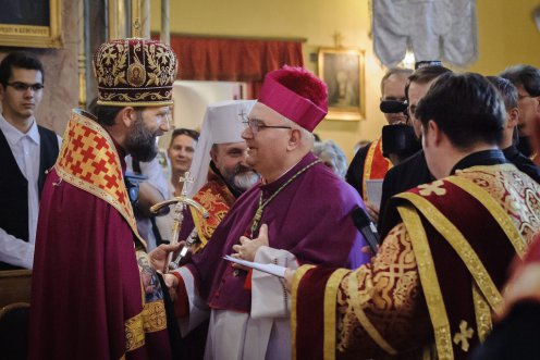 Alberto Bottari de Castello, Magyarország apostoli nunciusa (k) köszönti Kocsis Fülöp érseket. Fotó: Czeglédi Zsolt, MTI