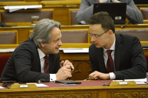 Szijjártó Péter és Vargha Tamás, a Honvédelmi Minisztérium parlamenti államtitkára. Fotó: Illyés Tibor, MTI