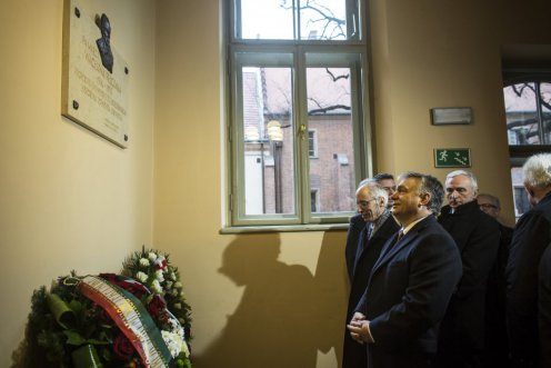 Prime Minister Viktor Orbán lays a wreath at the memorial plaque in honour of Professor Wacław Felczak in the Institute of History at the Jagiellonian University in Krakow. Photo: Balázs Szecsődi/ Press Office of the Prime Minister