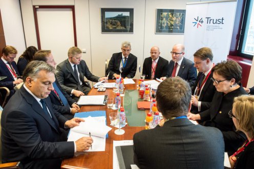 Orbán Viktor magyar (b) és Robert Fico szlovák (b3), Bohuslav Sobotka cseh (j4) és Ewa Kopacz lengyel miniszterelnök (j2) az Európai Tanács ülése előtt tartott V4-es kormányfői egyeztetésen. Fotó: Botár Gergely/Miniszterelnökség