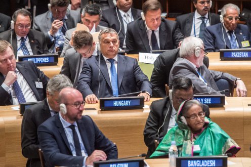 Orbán Viktor miniszterelnök, mögötte Szijjártó Péter külgazdasági és külügyminiszter az ENSZ terrorizmussal foglalkozó értekezletén New Yorkban 2015. szeptember 29-én. Fotó: Botár Gergely/Miniszterelnöki Sajtóiroda