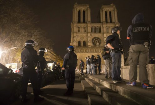 Rendőrök a párizsi Notre Dame-székesegyháznál 2015. november 13-án éjjel Fotó: Ian Langsdon/EPA