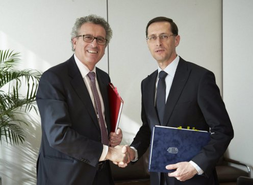 Varga Mihály nemzetgazdasági miniszter és Pierre Gramegna luxemburgi pénzügyminiszter a kettős adóztatás elkerüléséről szóló kétoldalú egyezményt ír alá az Európai Unió gazdasági és pénzügyminiszteri tanácsának, az Ecofinnek a brüsszeli ülésén 2015. március 10-én. Fotó: MTI/Európai Tanács/Mario Salerno