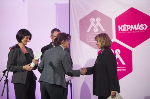 Lévai Anikó átadja a 2015-ös Családbarát Médiáért díj közönségdíját Veress Ágnesnek, a Kossuth Rádió szerkesztőjének Fotó: Mohai Balázs/MTI