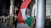 Felvonták a nemzeti lobogót a Parlament előtt