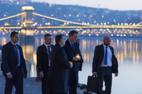 Orbán Viktor és David Cameron mécsest gyújt a Cipők a Duna-parton emlékhelynél Fotó: Árvai Károly/kormany.hu