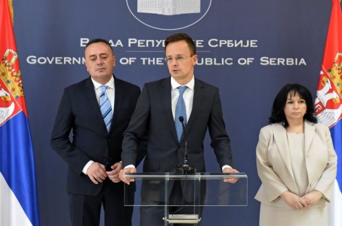 Szijjártó Péter sajtótájékoztatón beszél, miután tárgyalt Aleksandar Antic szerb energetikai és bányászati miniszterrel (b) és Temenuzska Petkova bolgár energetikai miniszterrel Fotó: KKM