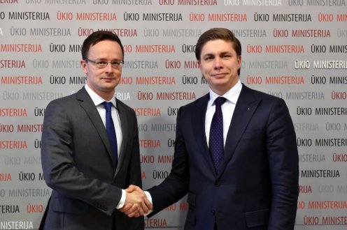 Szijjártó Péter és Mindaugas Sinkevicius gazdasági miniszter Fotó: KKM