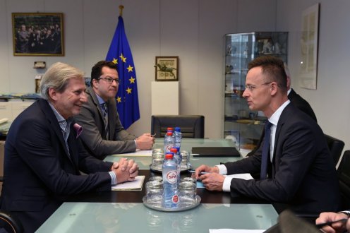 Szijjártó Péter és Johannes Hahn uniós bővítési biztos Fotó: KKM