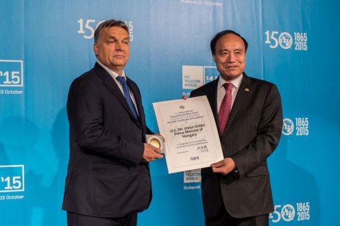 Orbán Viktor és és Hou Lin-csao, a Nemzetközi Telekommunikációs Egyesület (International Telecommunication Union, ITU) főtitkára Fotó: Botár Gergely/Miniszterelnökség