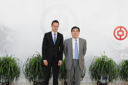 Sziijártó Péter a Bank of China (BOC) elnökével, Tien Kuo-livel a BOC székházában Pekingben. Fotó: Trebitsch Péter, MTI