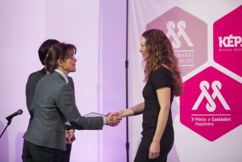 Lévai Anikó átadja a 2015-ös Családbarát Médiáért díj fődíját Vándor Éva újságírónak Fotó: Mohai Balázs/MTI