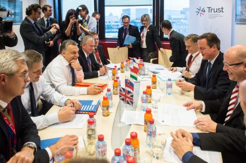 Az Európai Tanács ülése előtt tartott V4-es kormányfői egyeztetéshez csatlakozott David Cameron brit kormányfő is  Fotó: Botár Gergely/kormany.hu