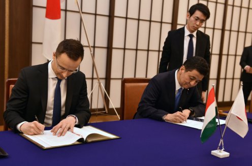 Szijjártó Péter külgazdasági és külügyminiszter (b) és Kisi Nobuo külügyi államtitkár megállapodást ír alá Tokióban 2017. február 14-én Fotó: KKM/ Paczolay Máté