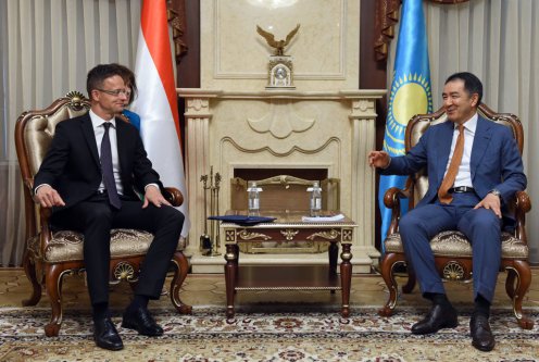 Bakitzsán Szagintajev kazah miniszterelnök (j) fogadja Szijjártó Péter külgazdasági és külügyminisztert Asztanában Fotó: KKM