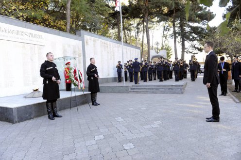 Szijjártó Péter a Hősök Emlékművénél Tbilisziben. Fotó: Külgazdasági és Külügyminisztérium