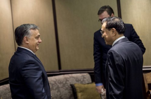 Orbán Viktor miniszterelnök és Li Ko-csiang kínai miniszterelnök beszélget Belgrádban. Fotó: Burger Barna