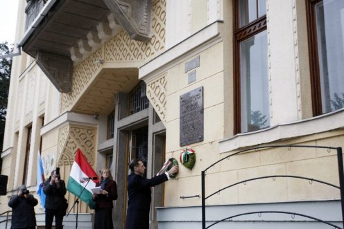 Varga Mihály nemzetgazdasági miniszter megkoszorúzza az 1956-os emléktáblát a karcagi városháza épületénél. Fotó: Bugány János, MTI